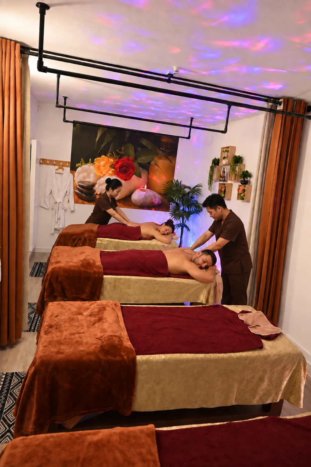 Duo-massage met twee behandelaars in een sfeervolle behandelkamer van Thao Massage Spa in Hilversum