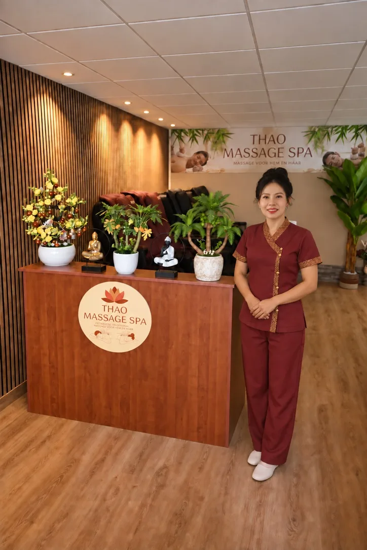 Professionele ontvangstbalie van Thao Massage Spa in Hilversum met warme houten details